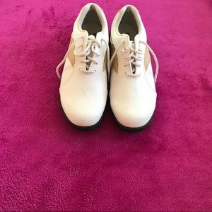 Men’s golfing shoes